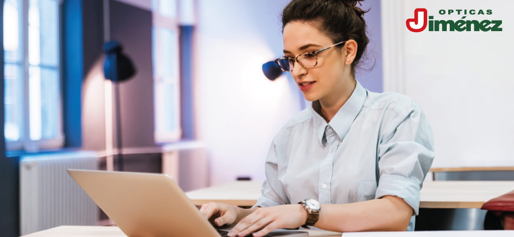 Mujer trabajando con su laptop